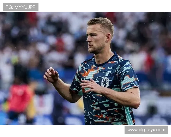 德里赫特风格解析:如何运用其策略提升球队防守与进攻平衡 德里赫特风格解析:如何运用其策略提升球队防守与进攻平衡